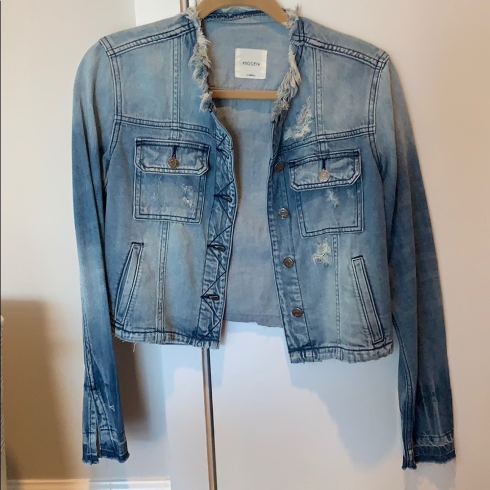 Cropped frayed denim jacket